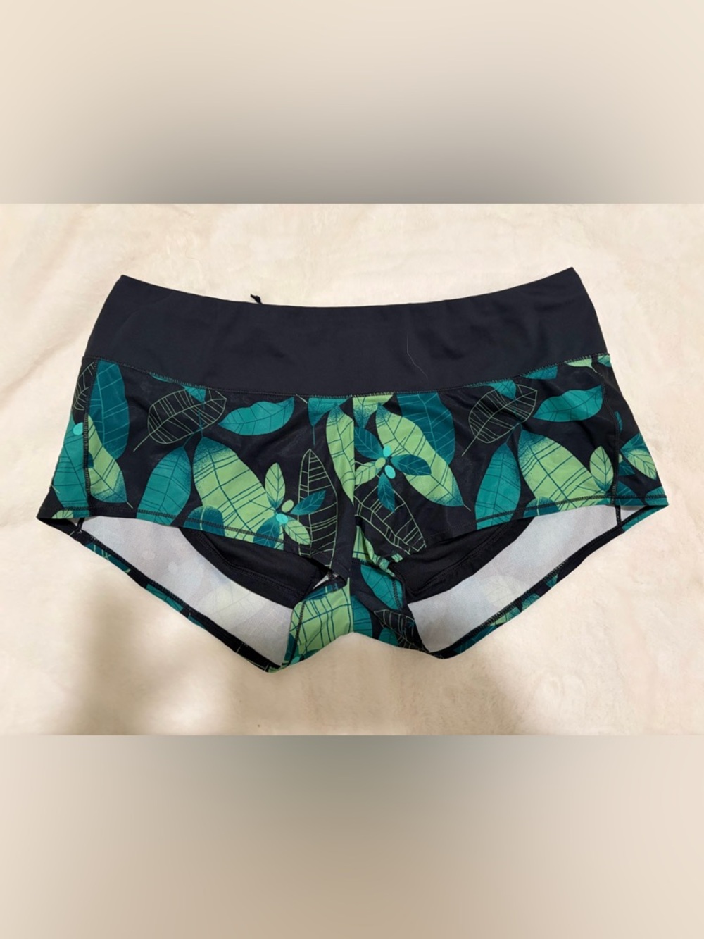 Oiselle Mac Roga Shorts - Black Leaf Print